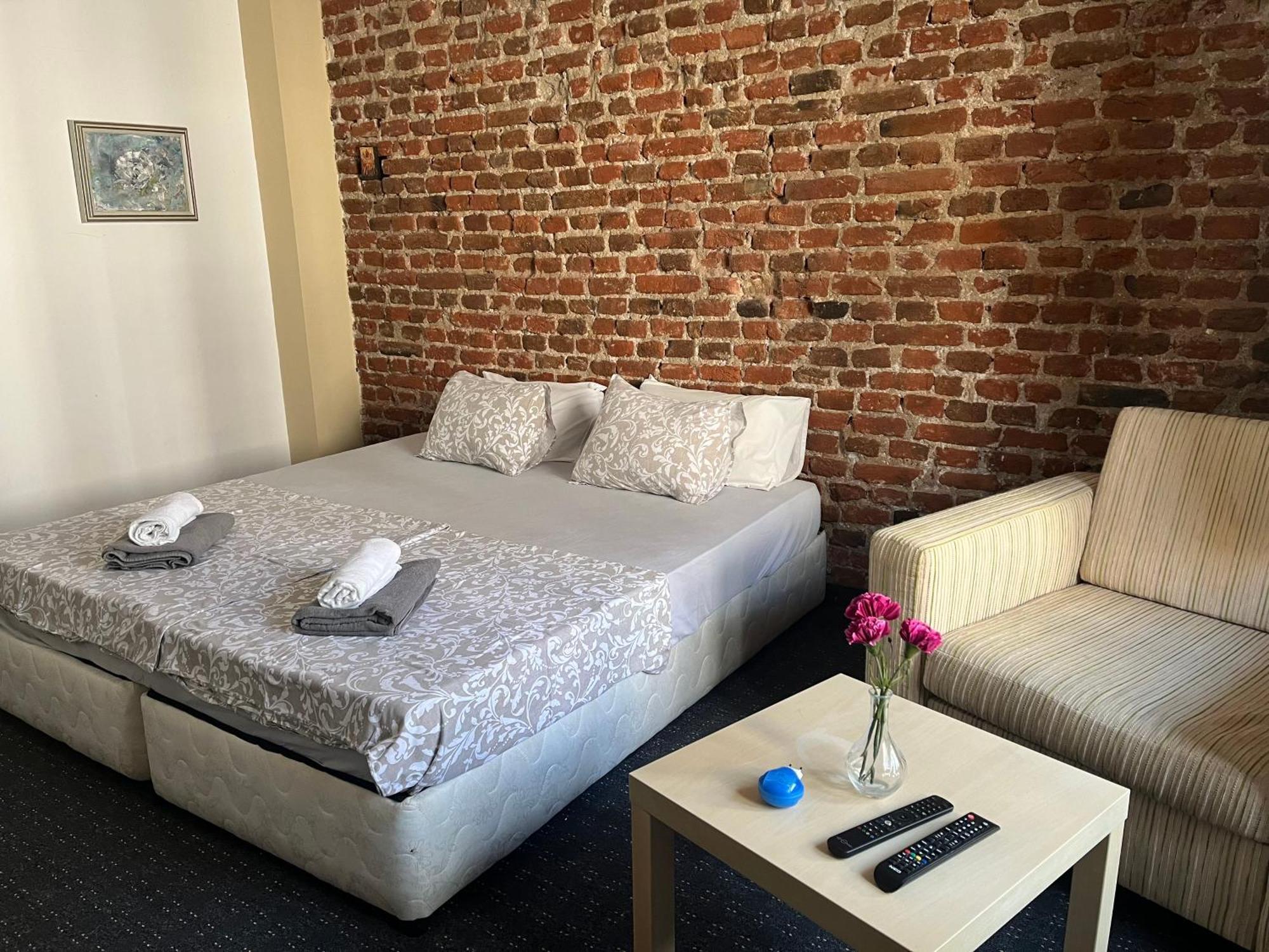 Vel House Hostel Plovdiv Bagian luar foto