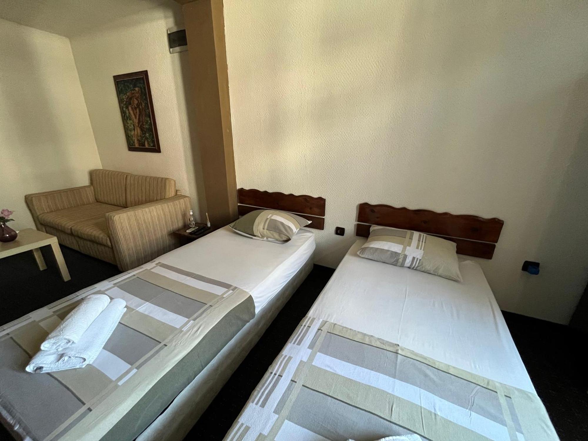 Vel House Hostel Plovdiv Bagian luar foto